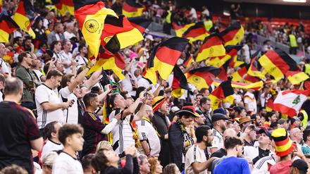 Deutsche Fans bei der Fußball-Weltmeisterschaft 2022 in Katar am 27.11.2022. 