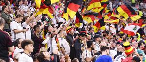 Deutsche Fans bei der Fußball-Weltmeisterschaft 2022 in Katar am 27.11.2022. 