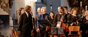 Musik verbindet. Die Solisten beim Eröffnungskonzert der 33. Saison können sich mit Orchester und dem Dirigenten über große Begeisterung im Publikum freuen.