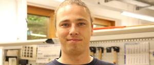 Tobias Ernst lernt Zerspanungsmechaniker bei ASML Berlin.