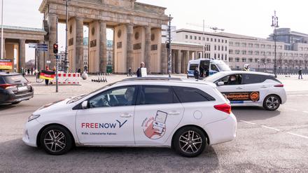 Ein Auto mit Werbung von Freenow vor dem Brandenburger Tor.