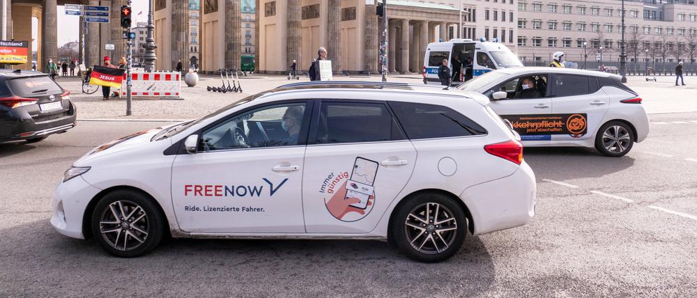 Ein Auto mit Werbung von Freenow vor dem Brandenburger Tor.