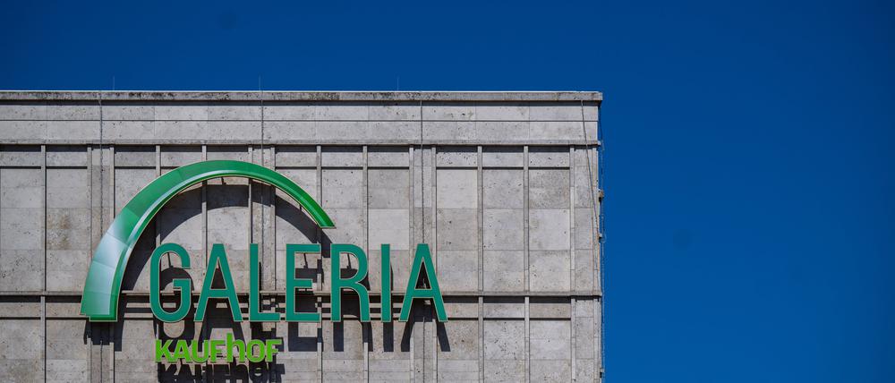 Blick auf das Logo der Galeria Kaufhof am Kaufhaus am Alexanderplatz. 