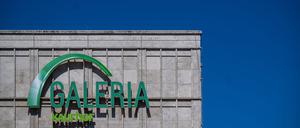 Blick auf das Logo der Galeria Kaufhof am Kaufhaus am Alexanderplatz. 