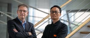 Manos Tsangaris (l), neuer Präsident der Akademie der Künste in Berlin, und Anh-Linh Ngo, neuer Vizepräsident der Akademie der Künste, stehen bei einem Pressetermin zur Vorstellung des neuen Präsidiums an der Akademie der Künste zusammen. 