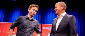 Kevin Kühnert und Olaf Scholz bei einer Wahlkampfveranstaltung