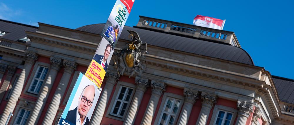 Wahlkampf vor dem Parlament in Potsdam 