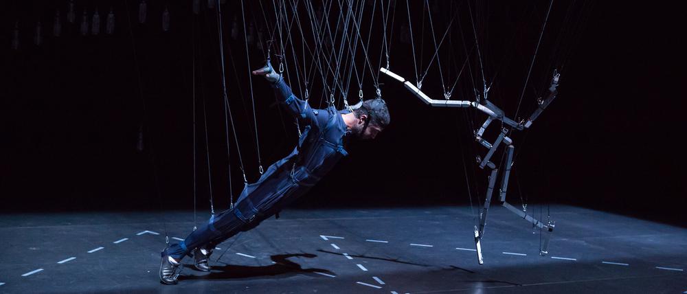 MAN ANAM KE ROSTAM BOVAD PAHLAVAN, Choreograf und Performer: Ali Moini