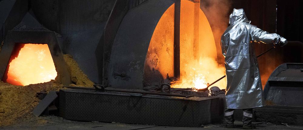 Heißes Eisen: Ein Stahlarbeiter entnimmt eine Probe am Abstich eines Hochofens bei Thyssenkrupp Steel in Duisburg.