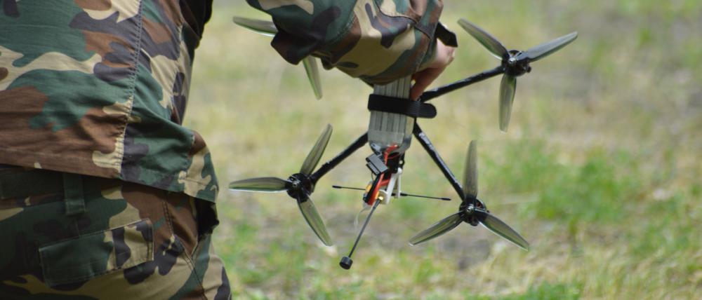Bei einem Workshop in der Technischen Hochschule von Vilnius stellten Angehörige der Litauischen Schützenunion kleine Drohnen für den militärischen Einsatz her.