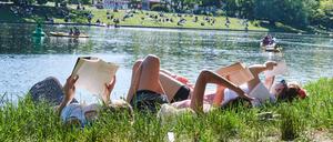Immer noch die beste Freizeitbeschäftigung: Sonnenbaden und Lesen