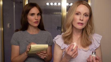 Natalie Portman and Julianne Moore USA. Natalie Portman and Julianne Moore in the CSky Cinema/ Netflix new film : May December 2023. Plot: Twenty years after their notorious tabloid romance gripped the nation, a married couple buckles under the pressure when an actress arrives to do research for a film about their past. LMK106-J10539-160224 Supplied by LMKMEDIA. Editorial Only. Landmark Media is not the copyright owner of these Film or TV stills but provides a service only for recognised Media outlets. pictureslmkmedia.com PUBLICATIONxNOTxINxUKxUSAxCAN