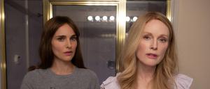 Natalie Portman and Julianne Moore USA. Natalie Portman and Julianne Moore in the CSky Cinema/ Netflix new film : May December 2023. Plot: Twenty years after their notorious tabloid romance gripped the nation, a married couple buckles under the pressure when an actress arrives to do research for a film about their past. LMK106-J10539-160224 Supplied by LMKMEDIA. Editorial Only. Landmark Media is not the copyright owner of these Film or TV stills but provides a service only for recognised Media outlets. pictureslmkmedia.com PUBLICATIONxNOTxINxUKxUSAxCAN