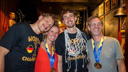 Moritz (links) und Franz Wagner mit ihren Eltern Beate und Axel.