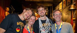 Moritz (links) und Franz Wagner mit ihren Eltern Beate und Axel.