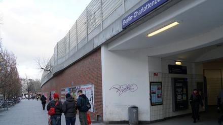 Der Fußweg zwischen dem S-Bahnhof Charlottenburg und dem U-Bahnhof Wilmersdorfer Straße bietet keinen Schutz vor Regen.