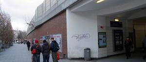 Der Fußweg zwischen dem S-Bahnhof Charlottenburg und dem U-Bahnhof Wilmersdorfer Straße bietet keinen Schutz vor Regen. 