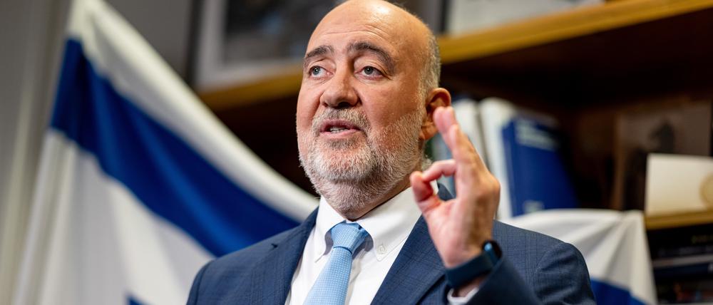 Ron Prosor, Botschafter Israels in Deutschland, spricht in einem dpa-Interview zur aktuellen Lage in Israel.