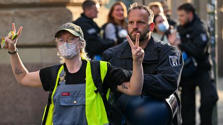 Besetzer des Instituts für Sozialwissenschaften der Berliner Humboldt-Universität (HU) haben mit Polizeibegleitung das Gebäude verlassen. 