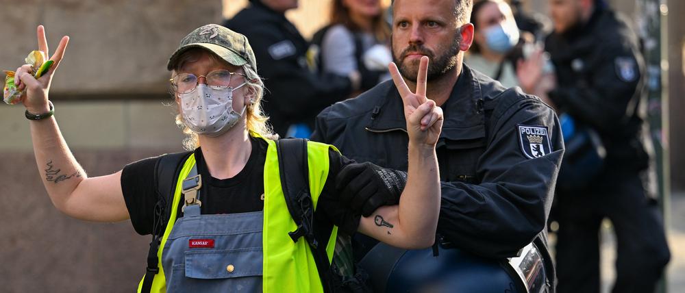 Besetzer des Instituts für Sozialwissenschaften der Berliner Humboldt-Universität (HU) haben mit Polizeibegleitung das Gebäude verlassen. 