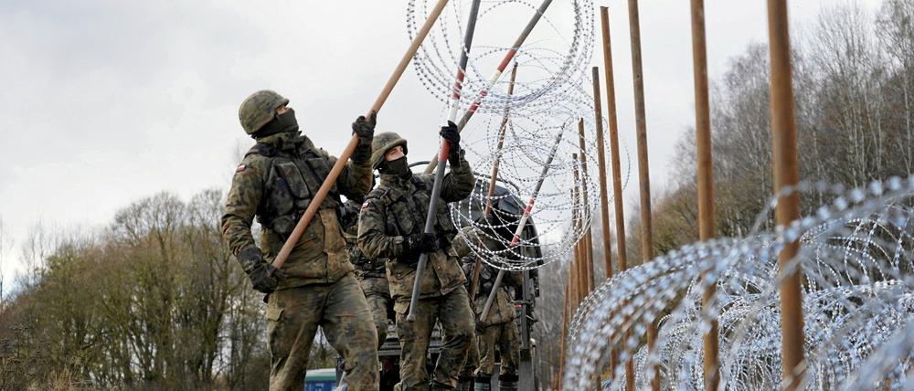 Polnische Soldaten an der russischen Grenze