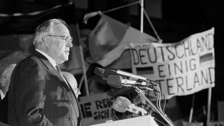 ARCHIV - Vor der Ruine der Frauenkirche in Dresden spricht am Abend des 19.12.1989 Bundeskanzler Helmut Kohl (CDU) zu den Bürgern (Archivfoto vom 19.12.1989). Die Dresdner Bürger halten Transparente mit Forderungen zur Wiedervereinigung und dem Spruch Deutschland einig Vaterland in die Höhe. Der frühere Bundeskanzler Helmut Kohl (CDU) ist tot. Er starb im Alter von 87 Jahren, wie sein Anwalt Holthoff-Pförtner der Deutschen Presse-Agentur am 16.06.2017 mitteilte. Foto: dpa +++ dpa-Bildfunk +++