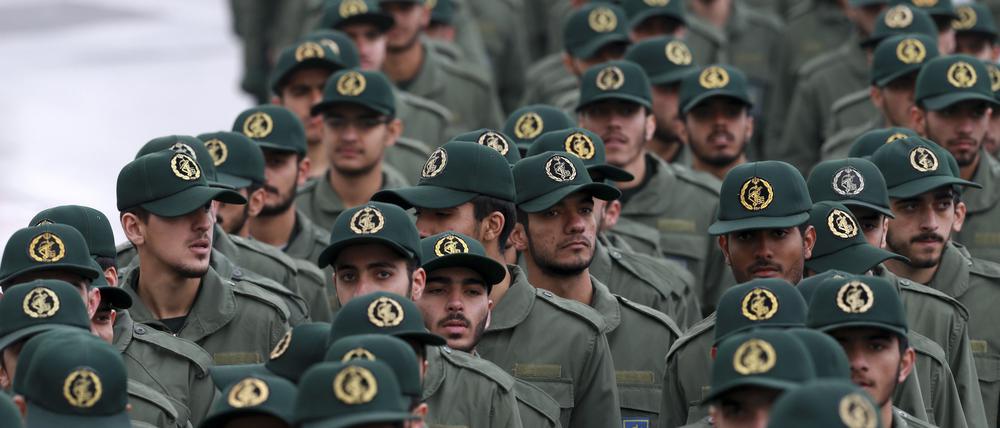 Mitglieder der iranischen Revolutionsgarde kommen zu einer Zeremonie anlässlich dem 40. Jahrestag der islamischen Revolution in Teheran.