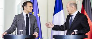 Emmanuel Macron (l), Präsident von Frankreich, und Bundeskanzler Olaf Scholz (SPD) äußern sich bei einem Pressestatement nach einem gemeinsamen Gespräch im Bundeskanzleramt. (Archivbild)