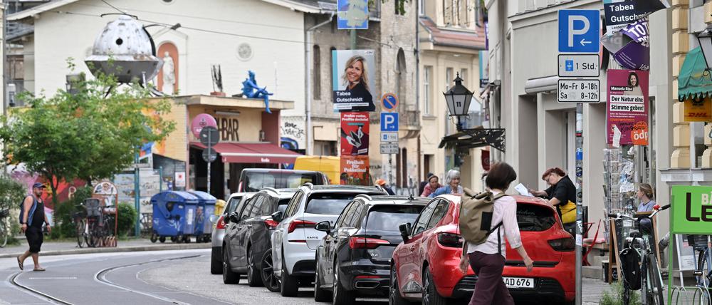 Potsdam, 27.05.2024, Lokales, Wahlkreis 3, Parkende Autos, Pkw, in der Geschwister-Scholl-Straße, Geschwister-Scholl-Strasse,