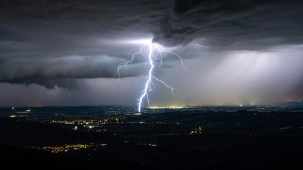 Schwere Gewitter und Starkregen haben in der Nacht zu Dienstag im Osten und Süden Bayerns mehrere Feuerwehr- und Polizeieinsätze ausgelöst.