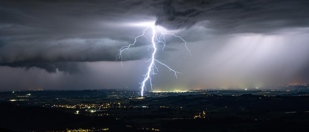 Schwere Gewitter und Starkregen haben in der Nacht zu Dienstag im Osten und Süden Bayerns mehrere Feuerwehr- und Polizeieinsätze ausgelöst.