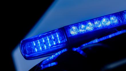 Nach einer Messerattacke in Berlin-Schöneberg ist ein Beteiligter flüchtig.