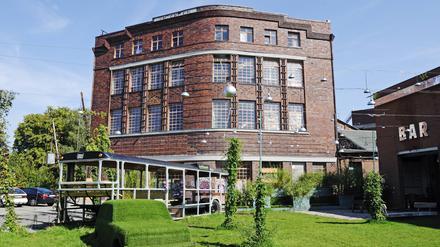 Der Atelierstandort Flutgraben ist im letzten Grenzhaus der ehemaligen DDR in Berlin-Treptow untergebracht.  