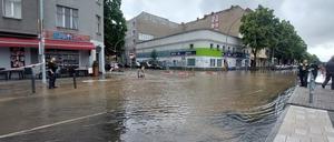 Vergangenen Dienstag flutete ein defektes Wasserrohr einen Teil der Neuköllner Sonnenallee.