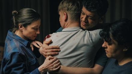 Nadine (Aenne Schwarz, links) merkt, dass ihr Paul (Carlo Ljubek, 2. v. r.) fremd geworden ist.