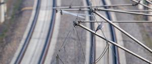 Oberleitungen auf einer Zugstrecke der deutschen Bahn (Symbolbild)