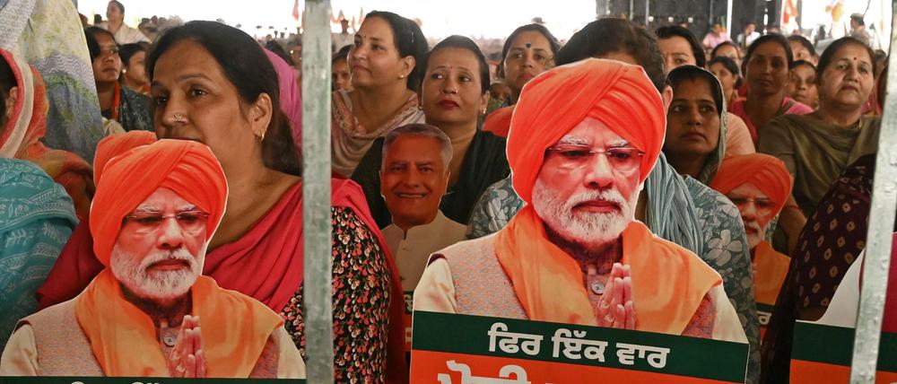 Unterstützer des indischen Premierministers Modi bei einer Wahlkampfveranstaltung.