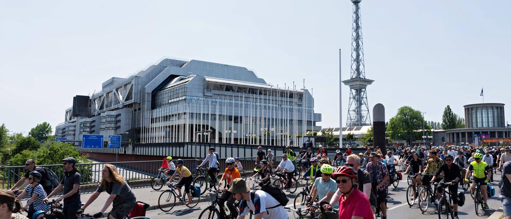 Am ICC verlässt die Fahrrad-Sternfahrt des ADFC die Berliner Stadtautobahn.