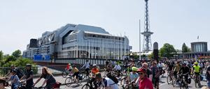 Am ICC verlässt die Fahrrad-Sternfahrt des ADFC die Berliner Stadtautobahn.