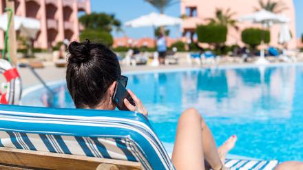 Teure Plauderei am Pool: In Ägypten etwa, hat «Finanztest» je nach Anbieter und Tarif, in der Spitze Minutenpreise von mehr als 4 Euro ermittelt.
