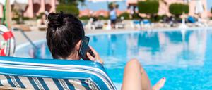 Teure Plauderei am Pool: In Ägypten etwa, hat «Finanztest» je nach Anbieter und Tarif, in der Spitze Minutenpreise von mehr als 4 Euro ermittelt.