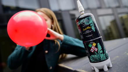 Lachgas und Luftballon.
