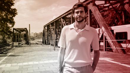 Sänger Alvaro Soler am S-Bahnhof Storkower Straße am 8. Juni 2023 anlässlich der Aufnahme des Podcasts „Eine Runde Berlin“ mit Ann-Kathrin Hipp.