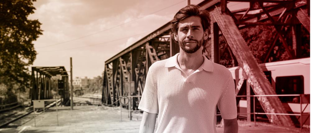 Sänger Alvaro Soler am S-Bahnhof Storkower Straße am 8. Juni 2023 anlässlich der Aufnahme des Podcasts „Eine Runde Berlin“ mit Ann-Kathrin Hipp.