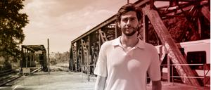 Sänger Alvaro Soler am S-Bahnhof Storkower Straße am 8. Juni 2023 anlässlich der Aufnahme des Podcasts „Eine Runde Berlin“ mit Ann-Kathrin Hipp.
