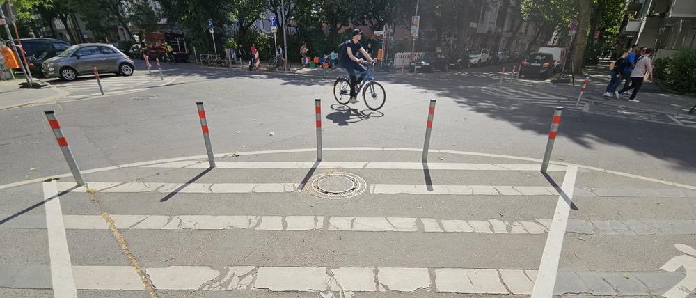 Weiße Farbe half nicht gegen Falschparker. Nun sollen Poller in Schöneberg stehen.