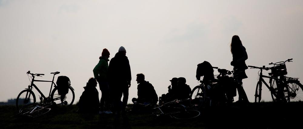 Jugendliche auf dem Tempelhofer Feld in Berlin.