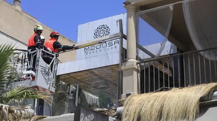 Feuerwehrleute arbeiten nach dem Einsturz am Gebäude des Medusa Beach Club.