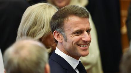 28.05.2024, Nordrhein-Westfalen, Münster: Emmanuel Macron, Präsident von Frankreich, geht nach der Verleihung des Internationalen Preises des Westfälischen Friedens durch den Festsaal im historischen Rathaus Münster.