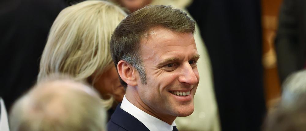 28.05.2024, Nordrhein-Westfalen, Münster: Emmanuel Macron, Präsident von Frankreich, geht nach der Verleihung des Internationalen Preises des Westfälischen Friedens durch den Festsaal im historischen Rathaus Münster.